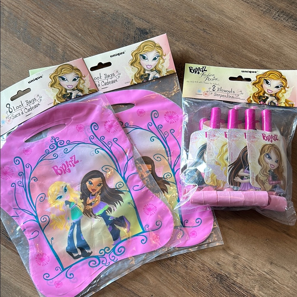 Bratz Party Favor Set 16 loot bags and 8 blowouts